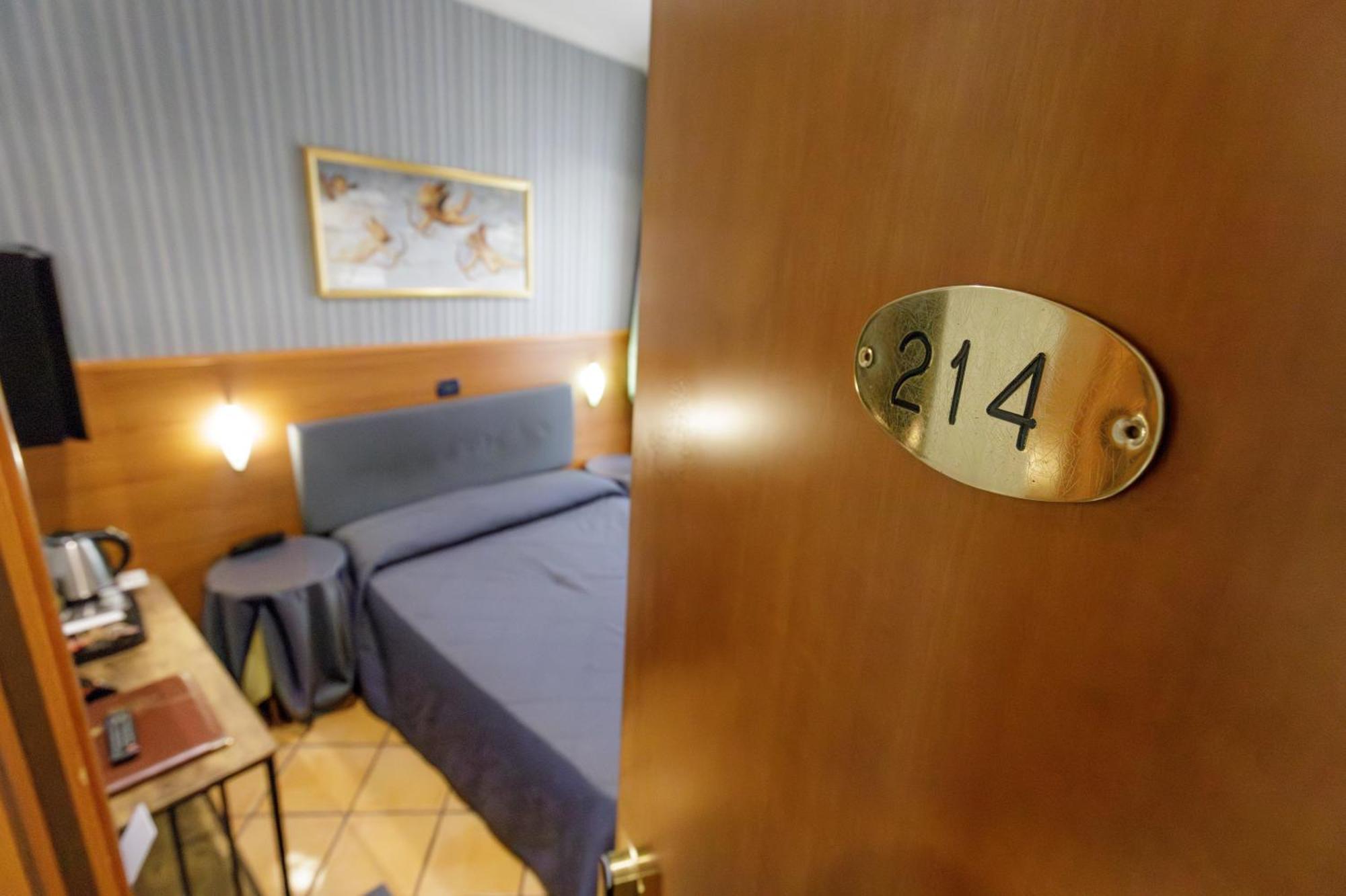 רומא Hotel Lirico מראה חיצוני תמונה